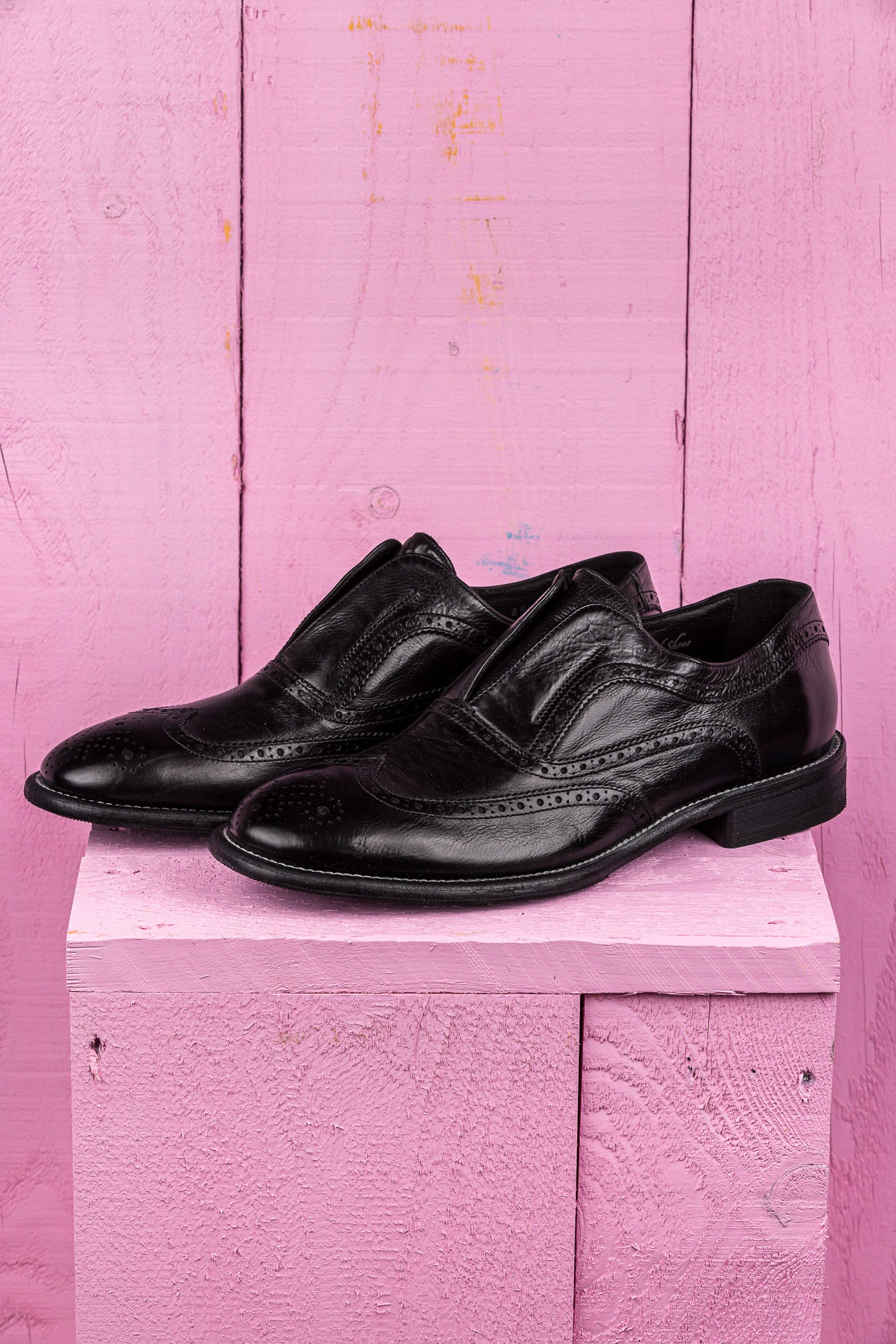 Front angled view of Benheart Colombo 7543 men’s black leather slip-on brogue shoes, handcrafted in Italy.