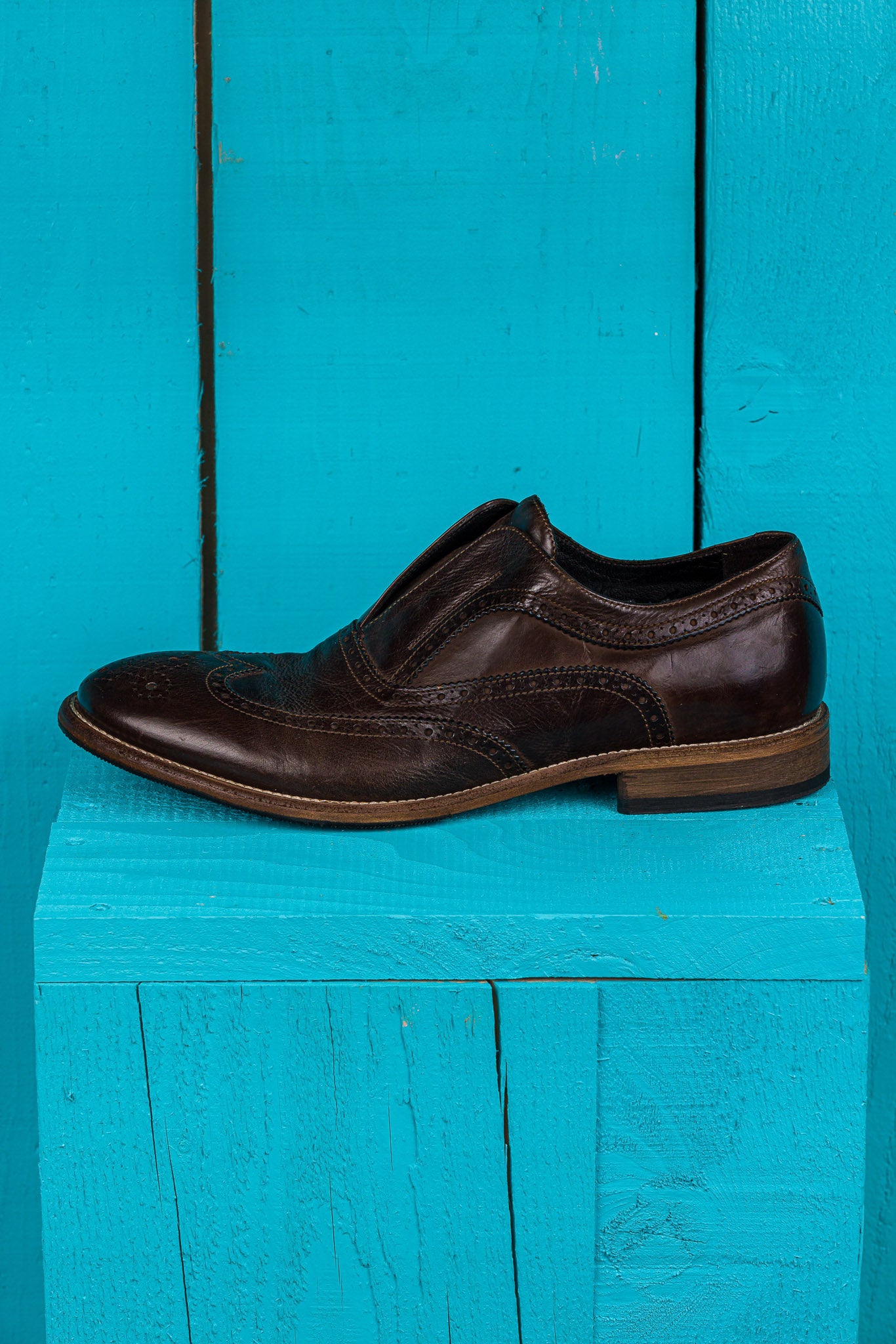 Side view of Benheart Colombo 7543 men’s tobacco leather brogue shoes.