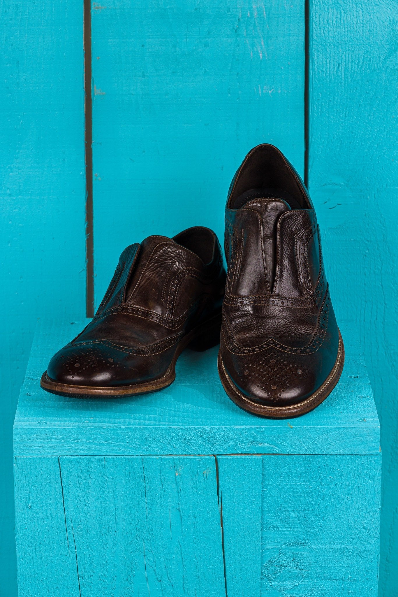 Front angled and top view of Benheart Colombo 7543 men’s tobacco leather brogue slip-on shoes.