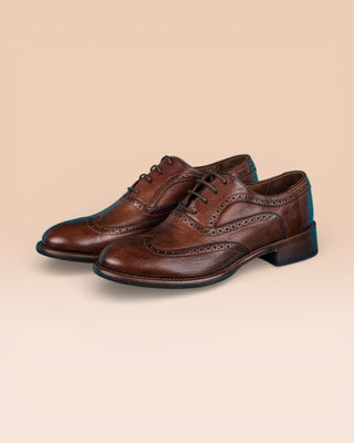 Front angled view of DA VINCI women's leather shoes with wingtip, brown color, handcrafted in Florence - Italy by Benheart