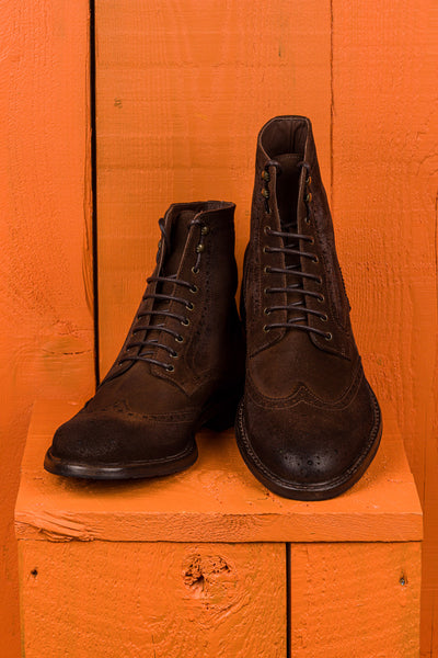 Front angled and top view of Benheart Daniel men’s lace-up brogue ankle boots with wingtips design in cigar brown suede.