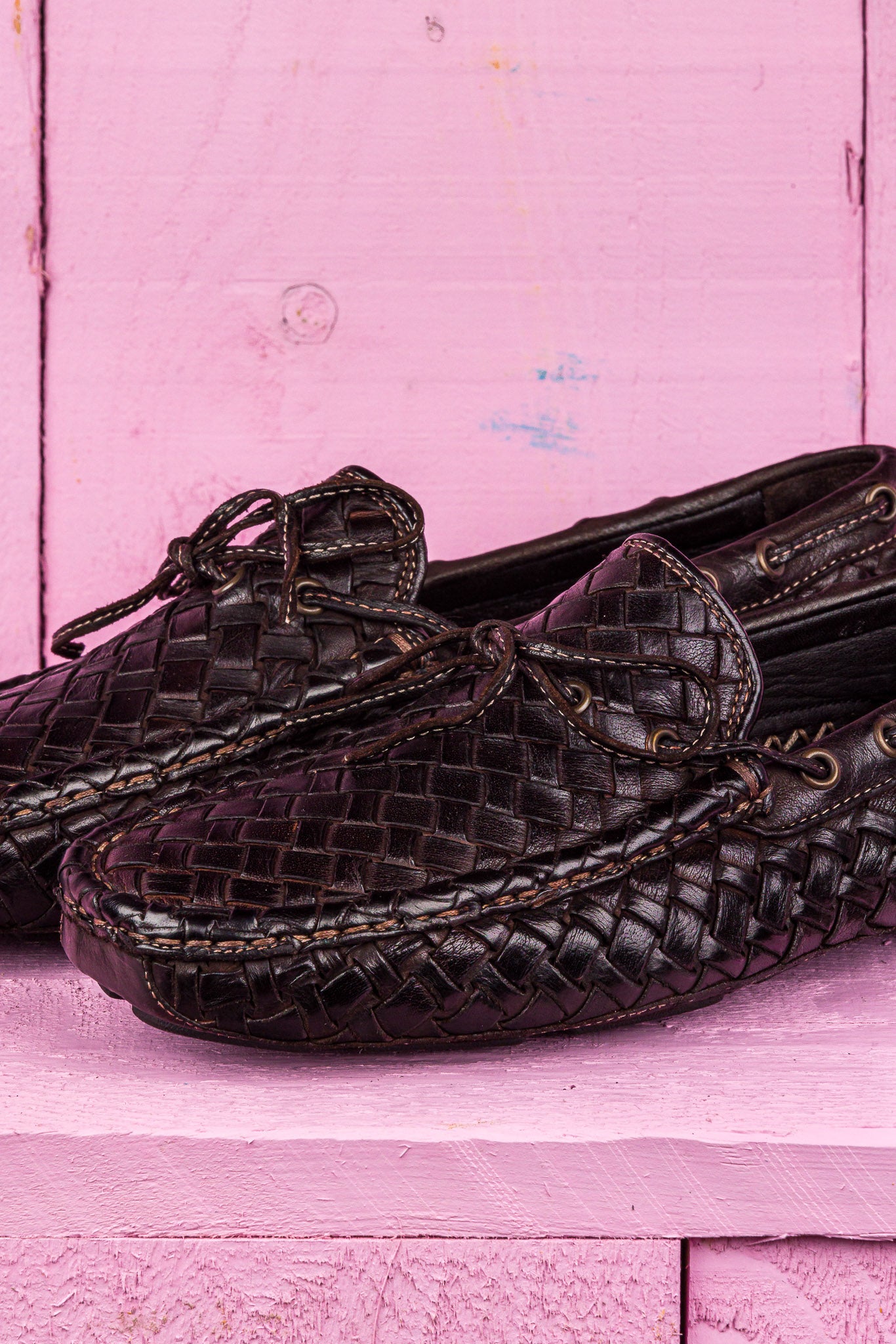 Close up view of Benheart Innocenti E951 woven testa di moro dark brown leather driving moccasins.