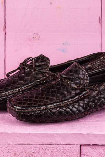 Close up view of Benheart Innocenti E951 woven testa di moro dark brown leather driving moccasins.