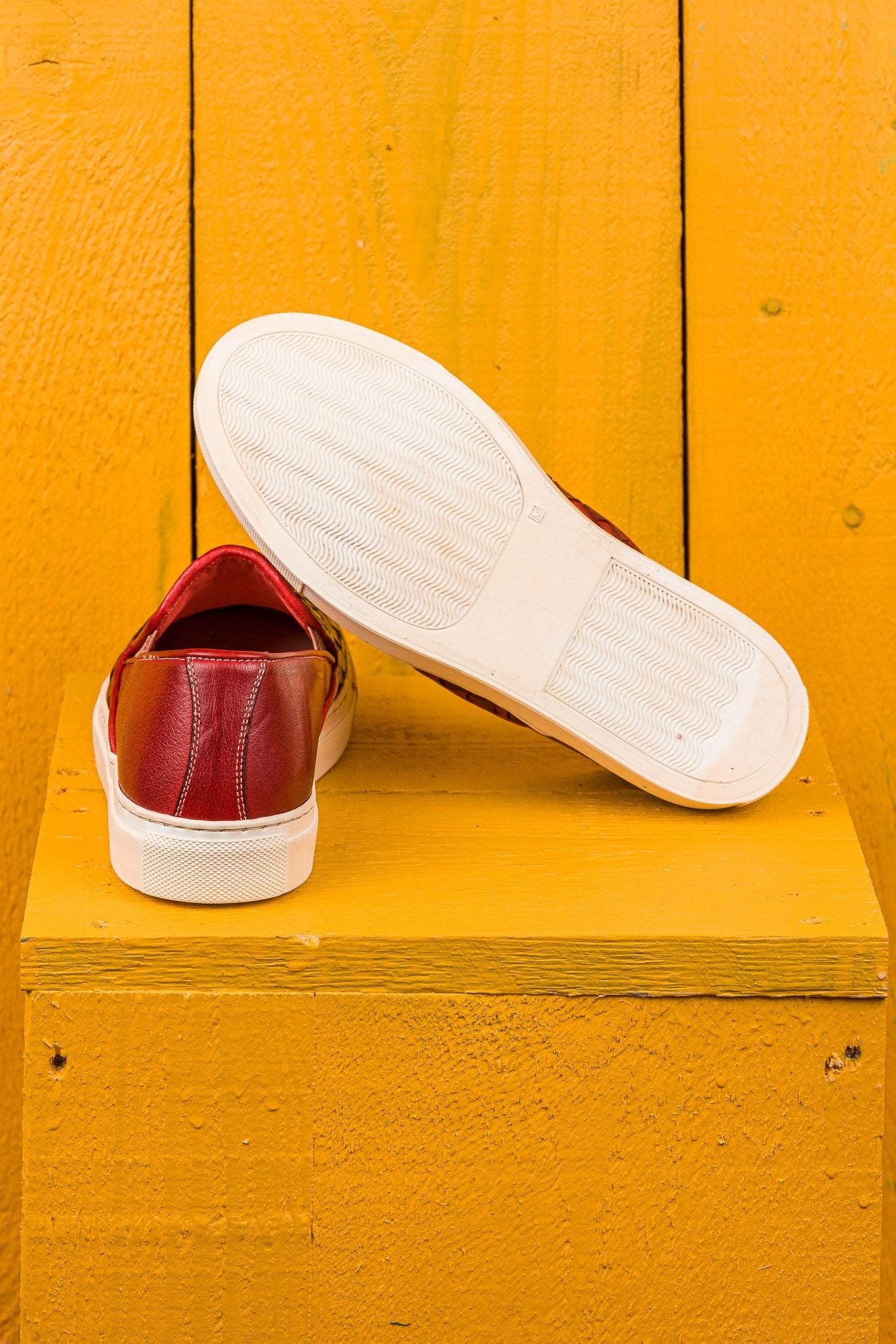 Rear view of Benheart Iris woven porpora leather slip-on shoes, one showing the heel and the other the rubber sole.