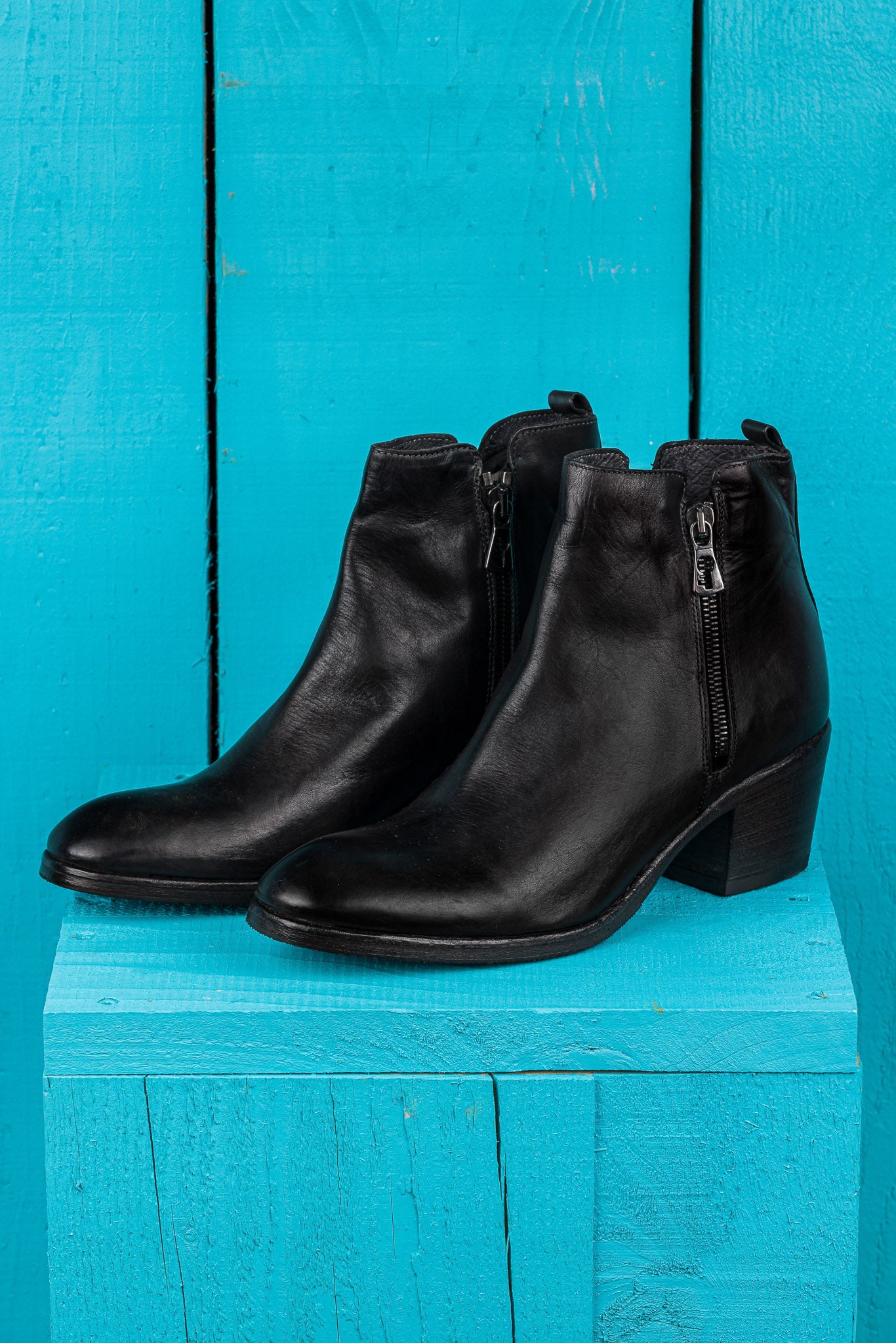 Benheart Miranda 5258 women’s black leather ankle boots with side zip, front angled view.