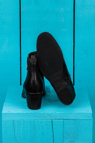 Benheart Miranda 5258 women’s black leather ankle boots with side zip, rear view showing sole.