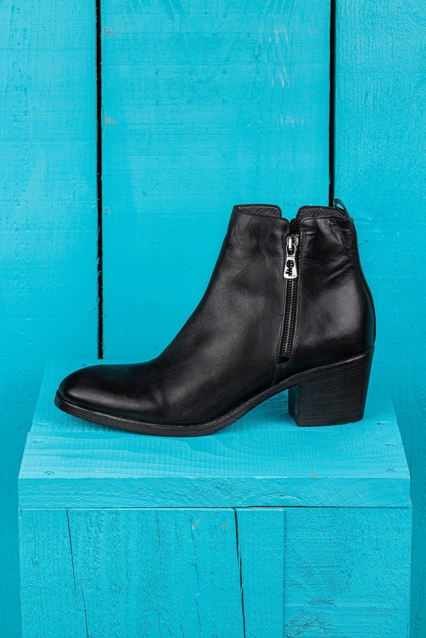 Benheart Miranda 5258 women’s black leather ankle boots with side zip, side view.