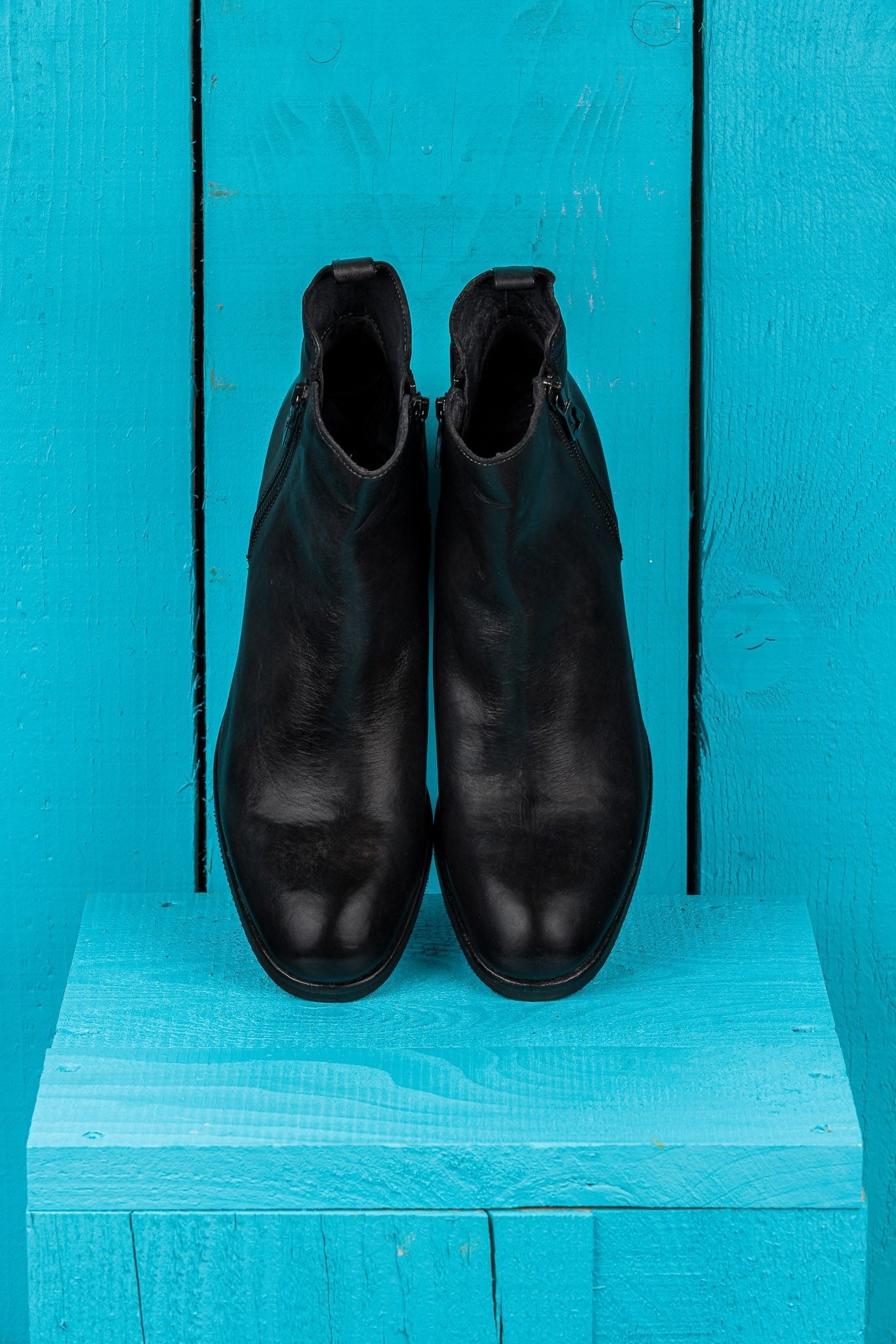 Benheart Miranda 5258 women’s black leather ankle boots with side zip, top view.