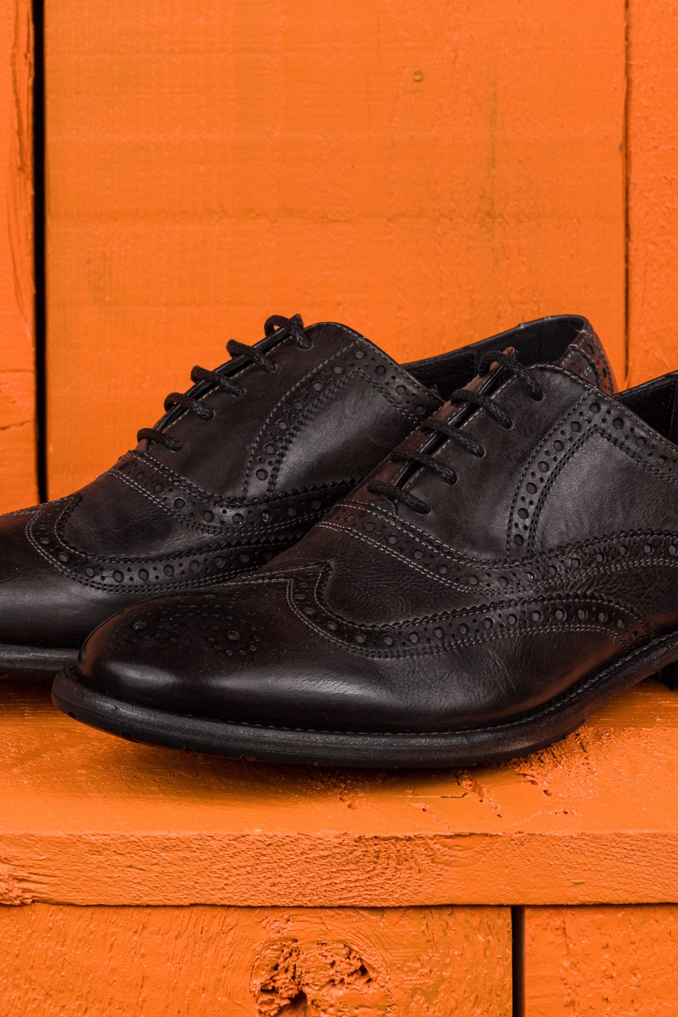 Benheart Morelli 7319 men’s leather derby brogue shoes in pietra fumo stone grey color, close up view.