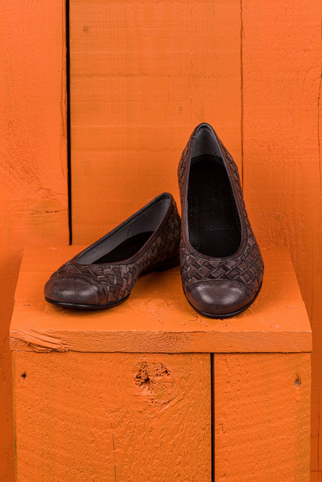 Front angled and top view of Benheart Pagnini B971 woven leather ballet flats in smoky grey, handcrafted in Italy.