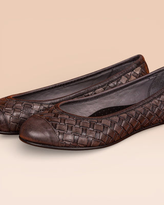 Close up view of Benheart Pagnini B971 woven leather ballet flats in smoky grey.