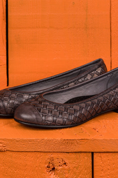 Close up view of Benheart Pagnini B971 woven leather ballet flats in smoky grey.