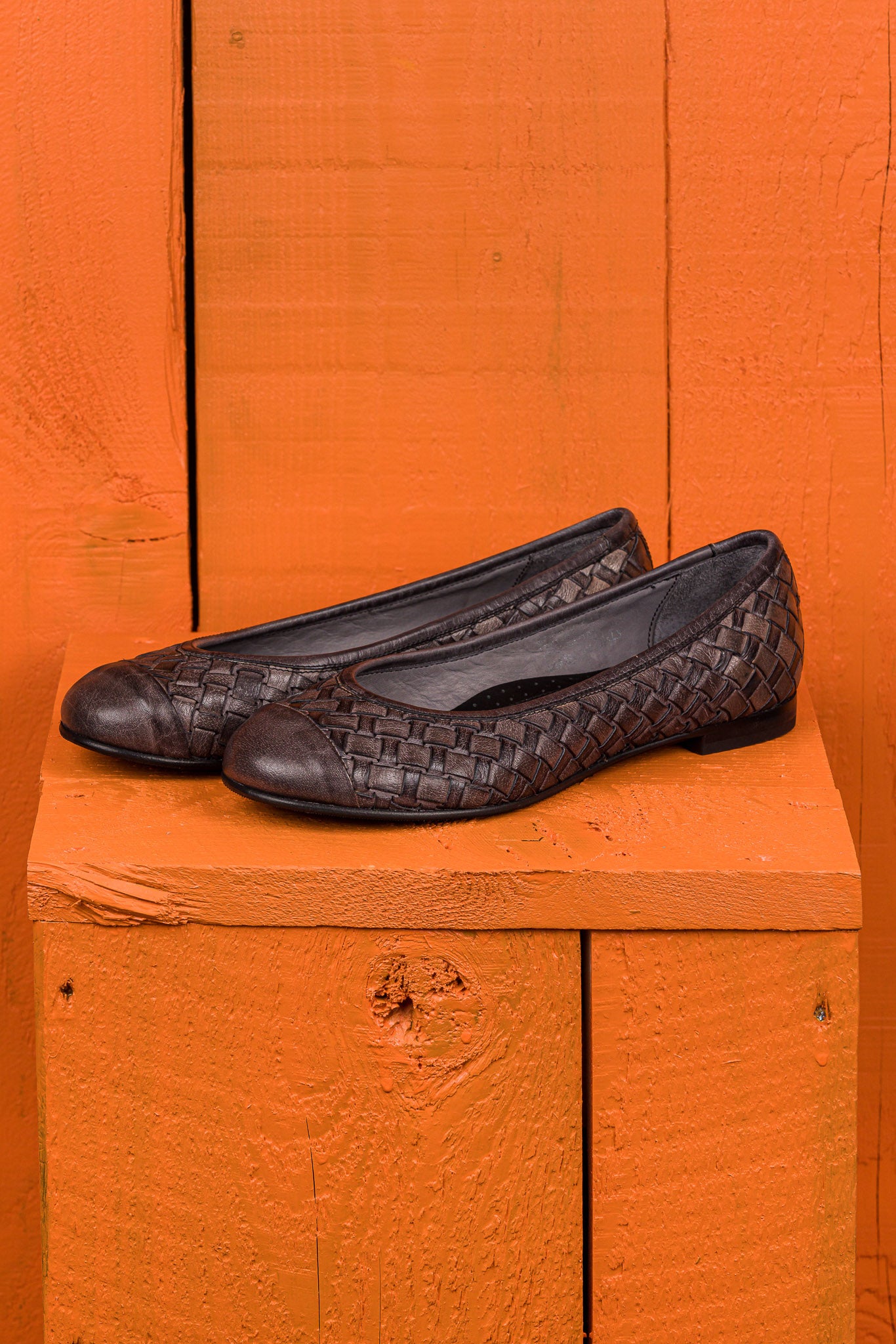 Front angled view of Benheart Pagnini B971 woven leather ballet flats in smoky grey.