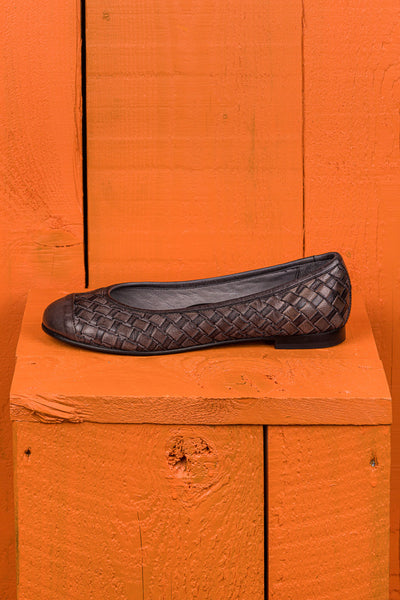 Side view of Benheart Pagnini B971 woven leather ballet flats in smoky grey.