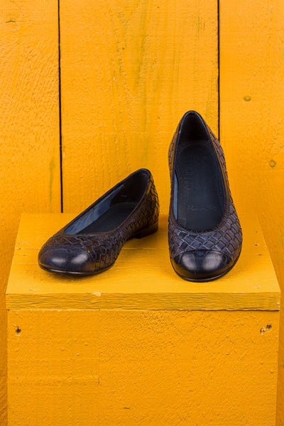 Front angled and top view of Benheart Pagnini B971 woven leather ballet flats in blue, handcrafted in Italy.