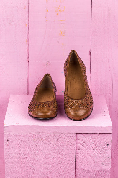 Front and top view of Benheart Pagnini B971 woven leather ballet flats in moor.