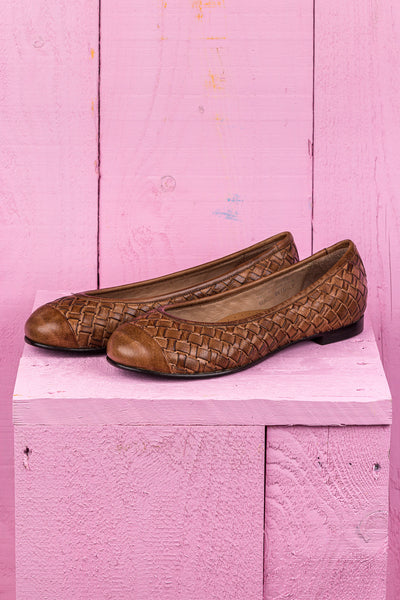 Front angled view of Benheart Pagnini B971 woven leather ballet flats in moor.