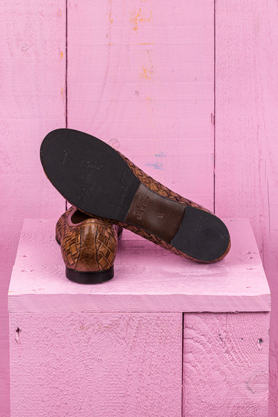 Rear view of Benheart Pagnini B971 woven leather ballet flats in moor.