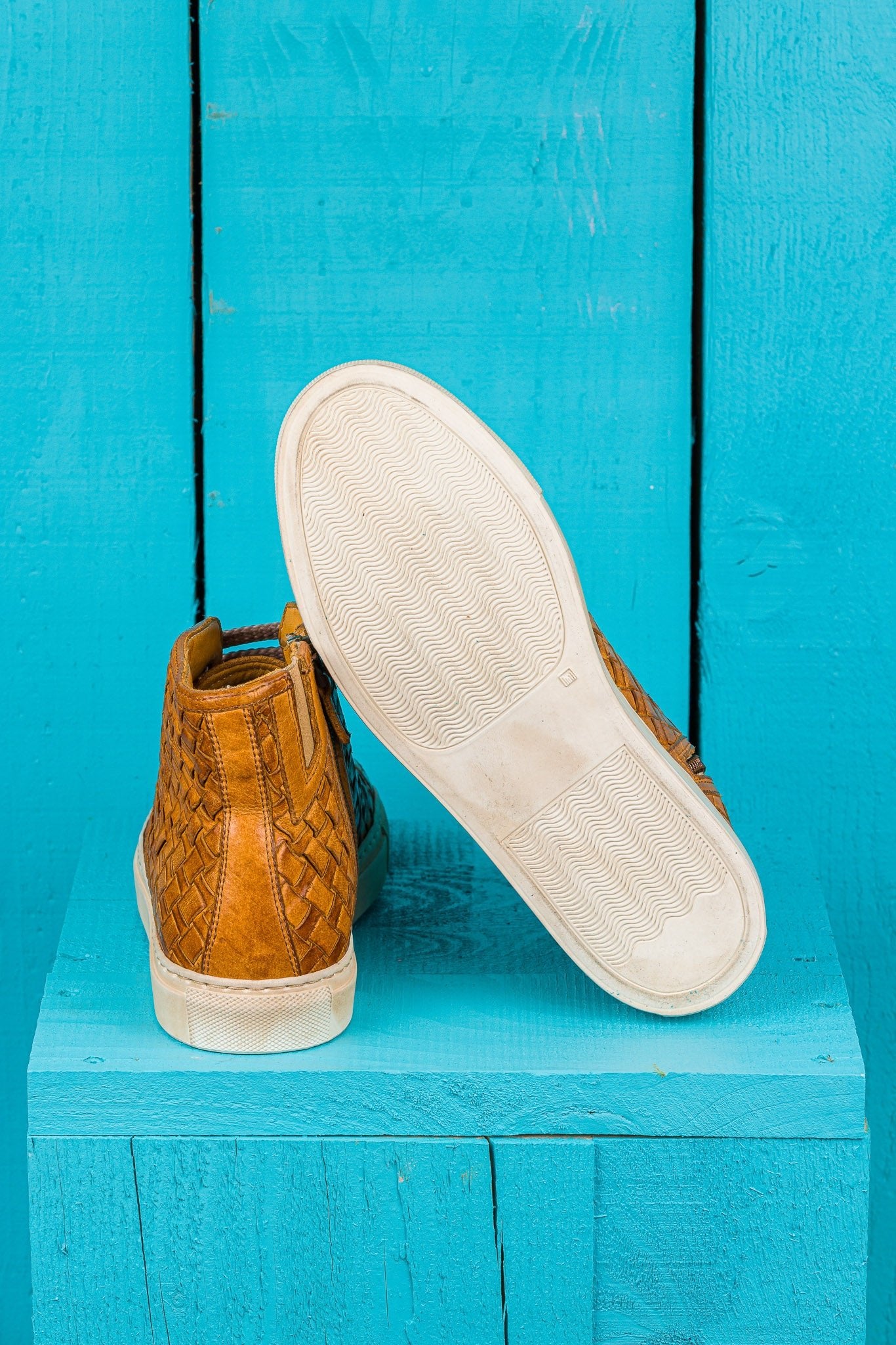 Rear view of Raimondo 8393 mahogany woven leather high-top sneakers by Benheart, close-up of white rubber soles.