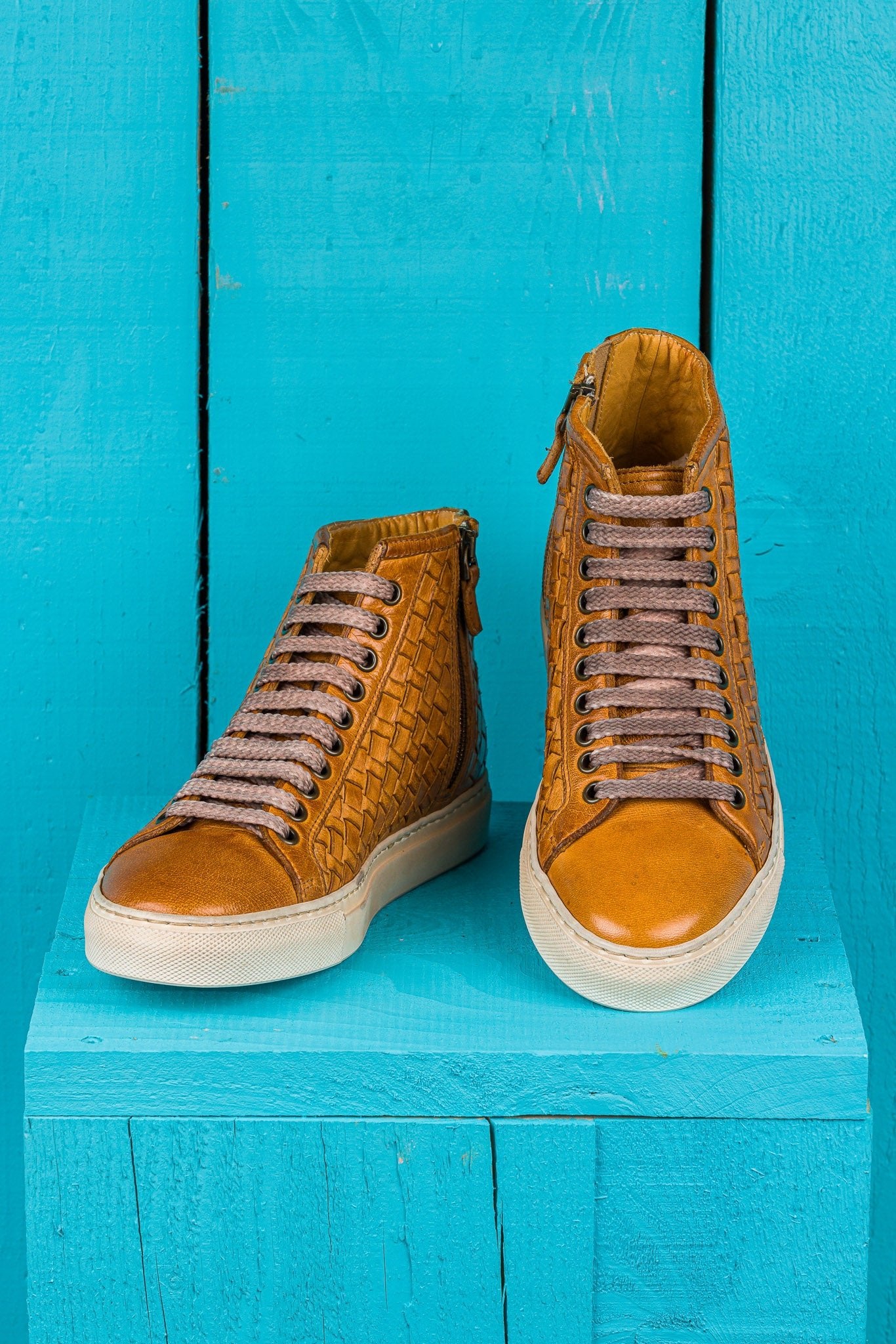Front angled and top view of the Raimondo 8393 mahogany woven leather sneakers by Benheart.