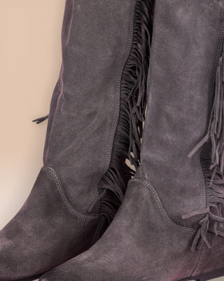 Benheart Vanni ST1722 women’s suede fringe boots in pietra fumo smoke grey, close up view.
