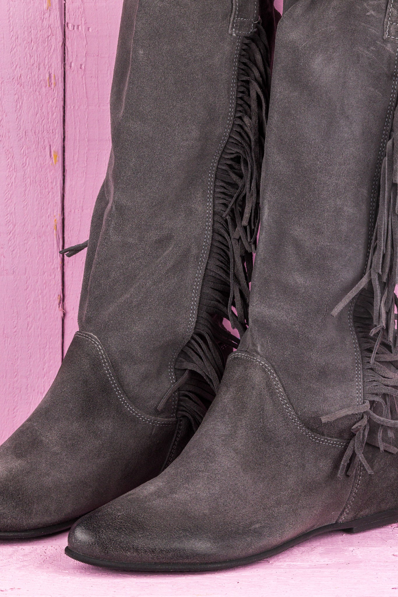 Benheart Vanni ST1722 women’s suede fringe boots in pietra fumo smoke grey, close up view.