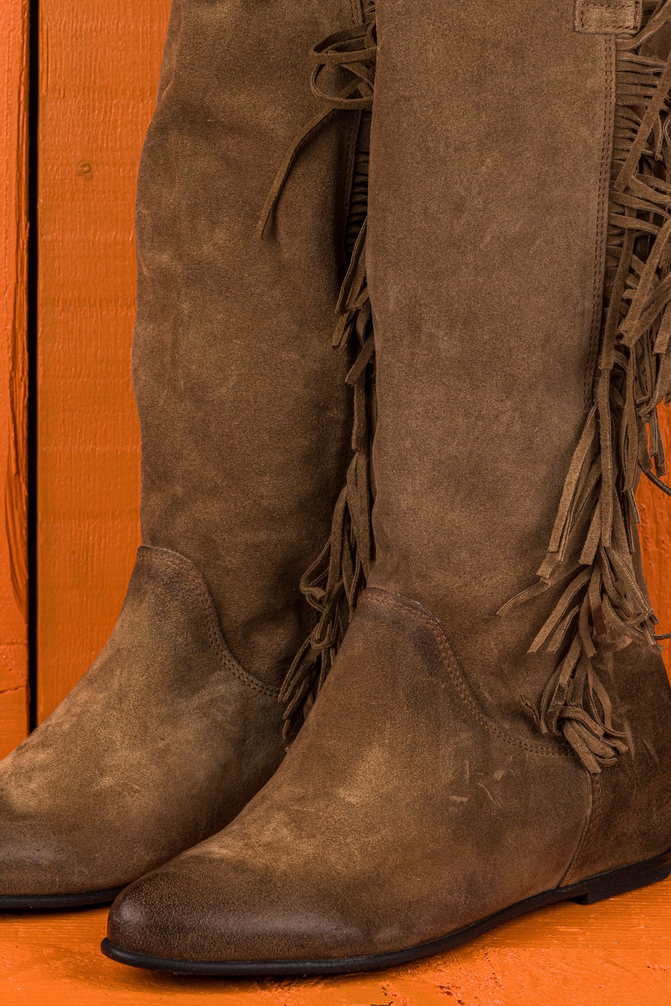 Benheart Vanni ST1722 women’s suede fringe boots in taupe, close up view.