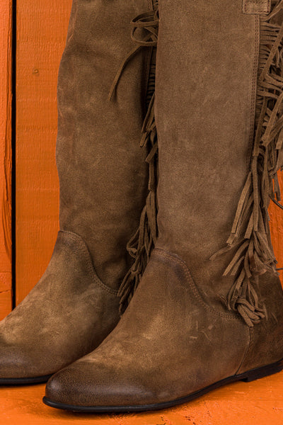 Benheart Vanni ST1722 women’s suede fringe boots in taupe, close up view.