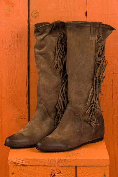 Benheart Vanni ST1722 women’s suede fringe boots in taupe, front angled view.