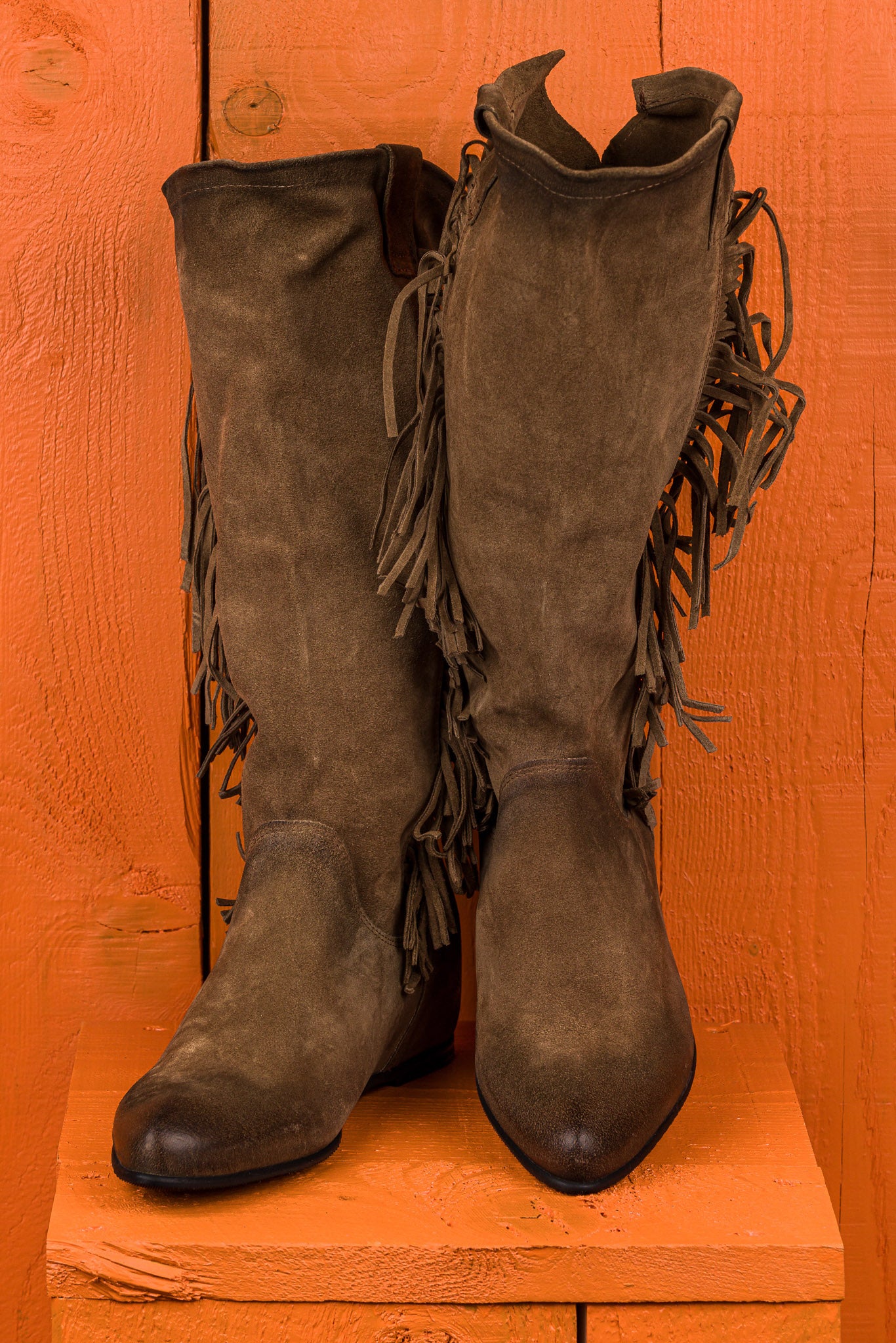 Benheart Vanni ST1722 women’s suede fringe boots in taupe, front view.