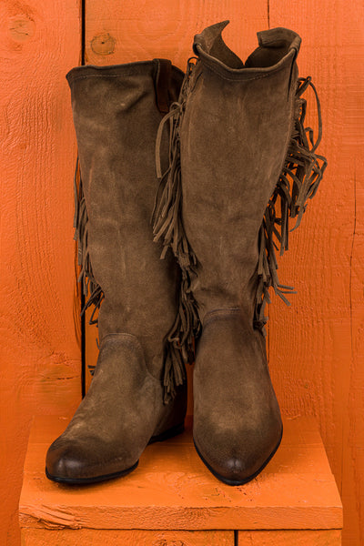 Benheart Vanni ST1722 women’s suede fringe boots in taupe, front view.
