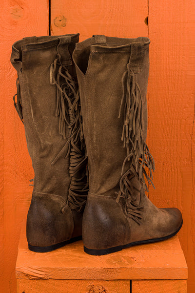 Benheart Vanni ST1722 women’s suede fringe boots in taupe, rear angled view.