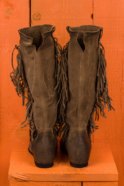 Benheart Vanni ST1722 women’s suede fringe boots in taupe, rear  view.