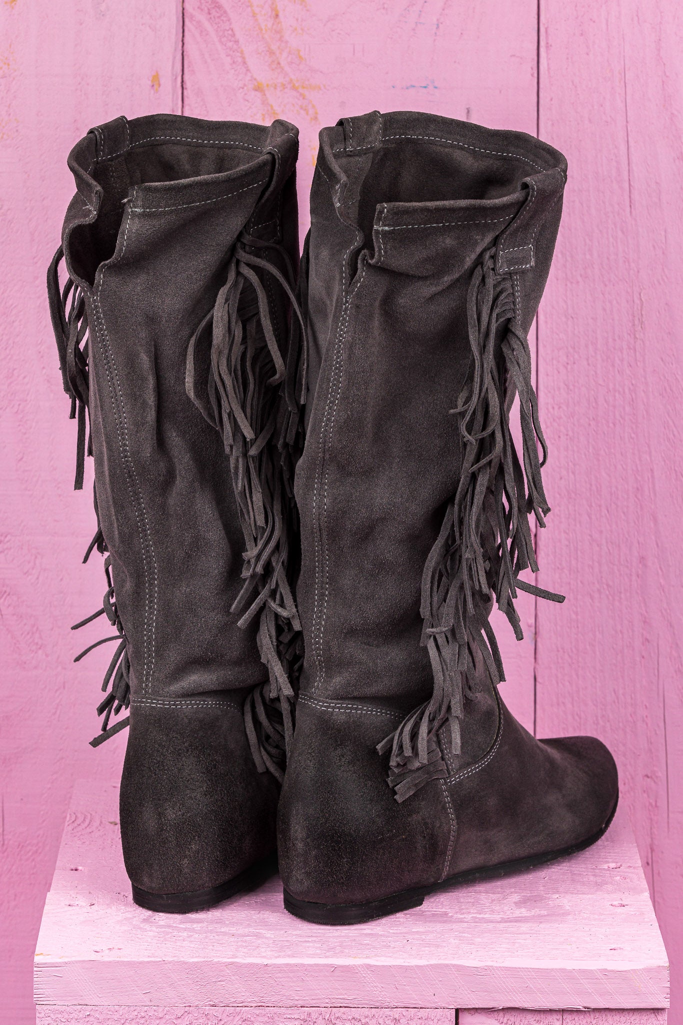 Benheart Vanni ST1722 women’s suede fringe boots in pietra fumo smoke grey, rear angled view.