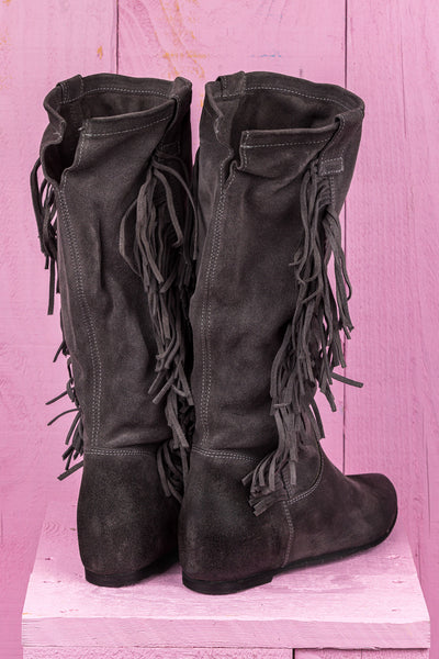 Benheart Vanni ST1722 women’s suede fringe boots in pietra fumo smoke grey, rear angled view.